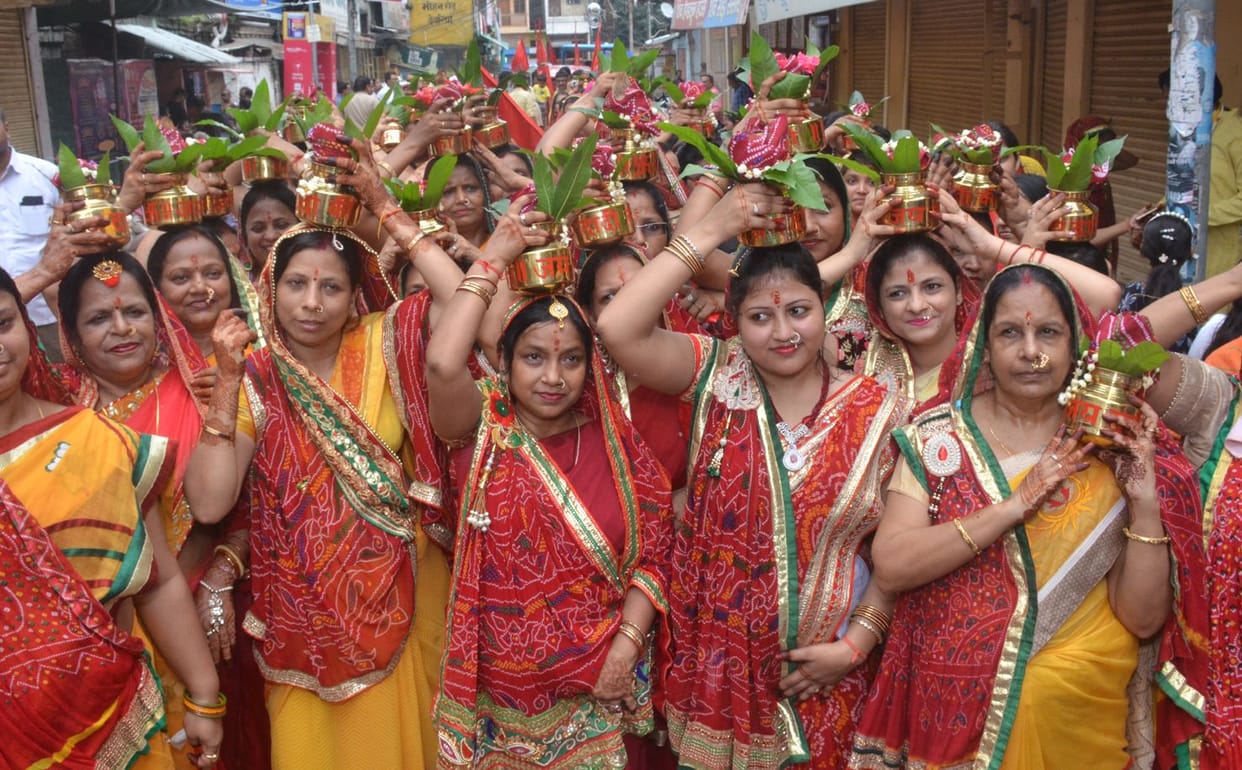 दादी के जयघोष के संग धूमधाम से निकली शोभायात्रा