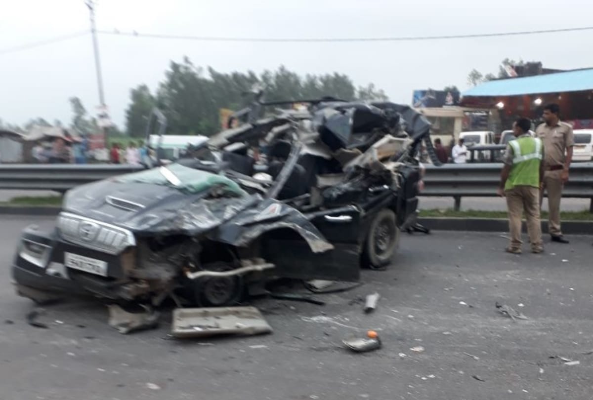 SUV tyre burst on faizabad-lucknow highway, two dead
