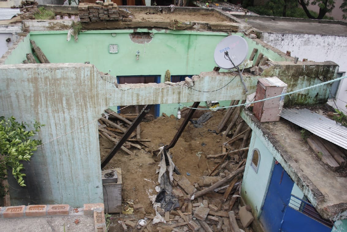 The roof of the house collapses, drowning in the rubble, the death of the elderly