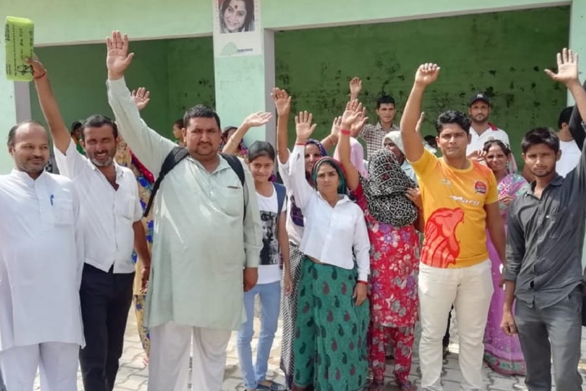 रोडवेज बस न आने पर हंगामा, पुलिस से नोकझोंक