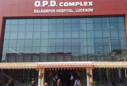 dispute between director and doctor in balrampur hospital