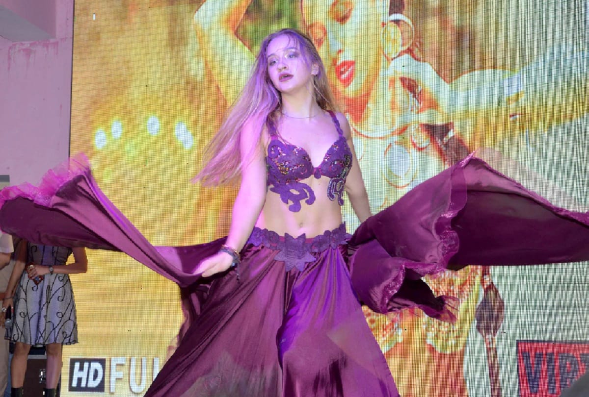 Dance of the film actress, and conflicts between people, see photos