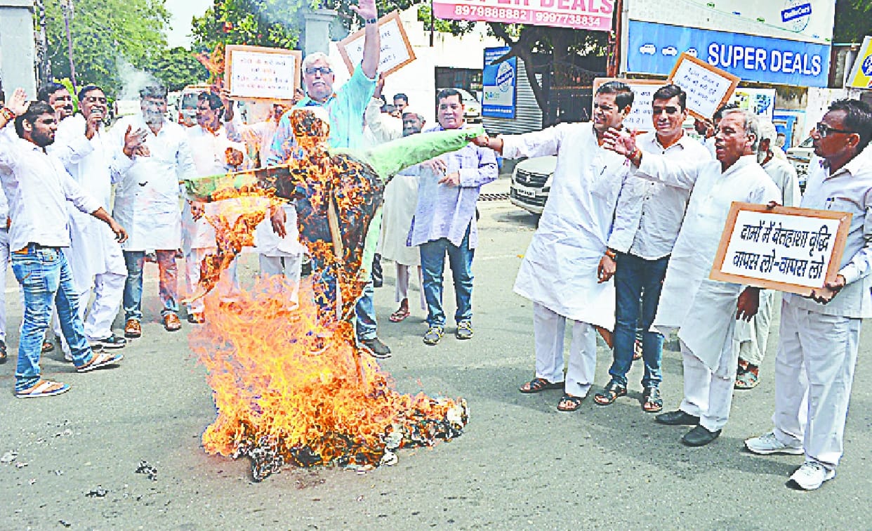 disal ke daam badhne par ralod ne phoonka kendra ka putla