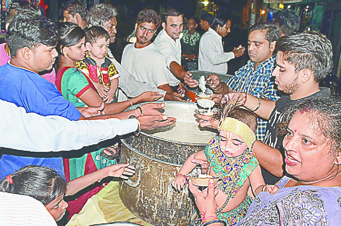 laddoo gopal ki chhatti par bhakti me duba sahar