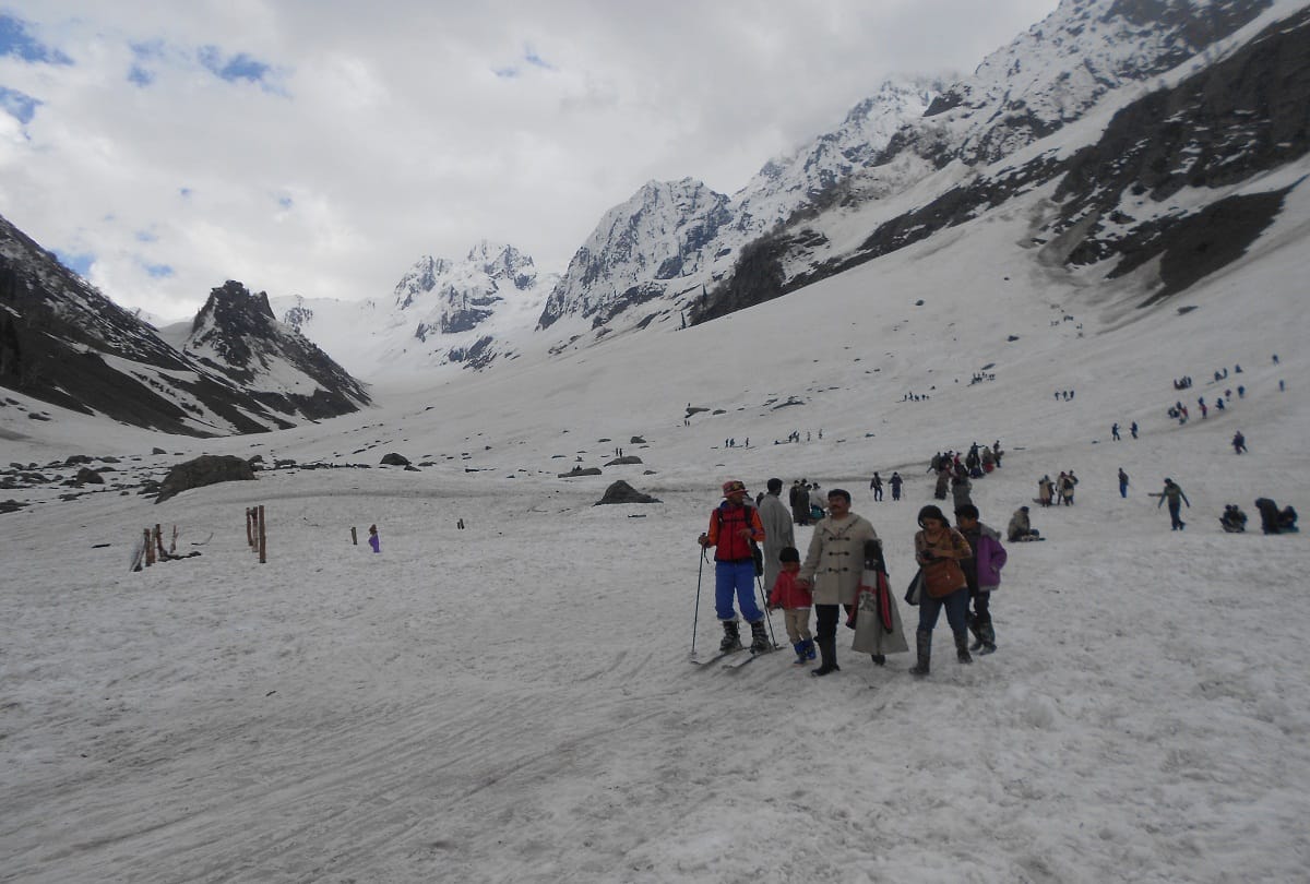 Police of Rescu of two students from Sonmarg thajiwas Glacier