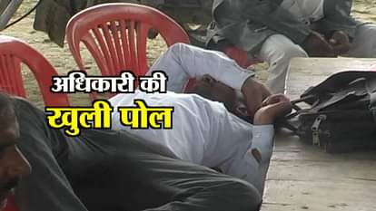 officer sleeping on duty in relief camp of flood victims in fatehpur