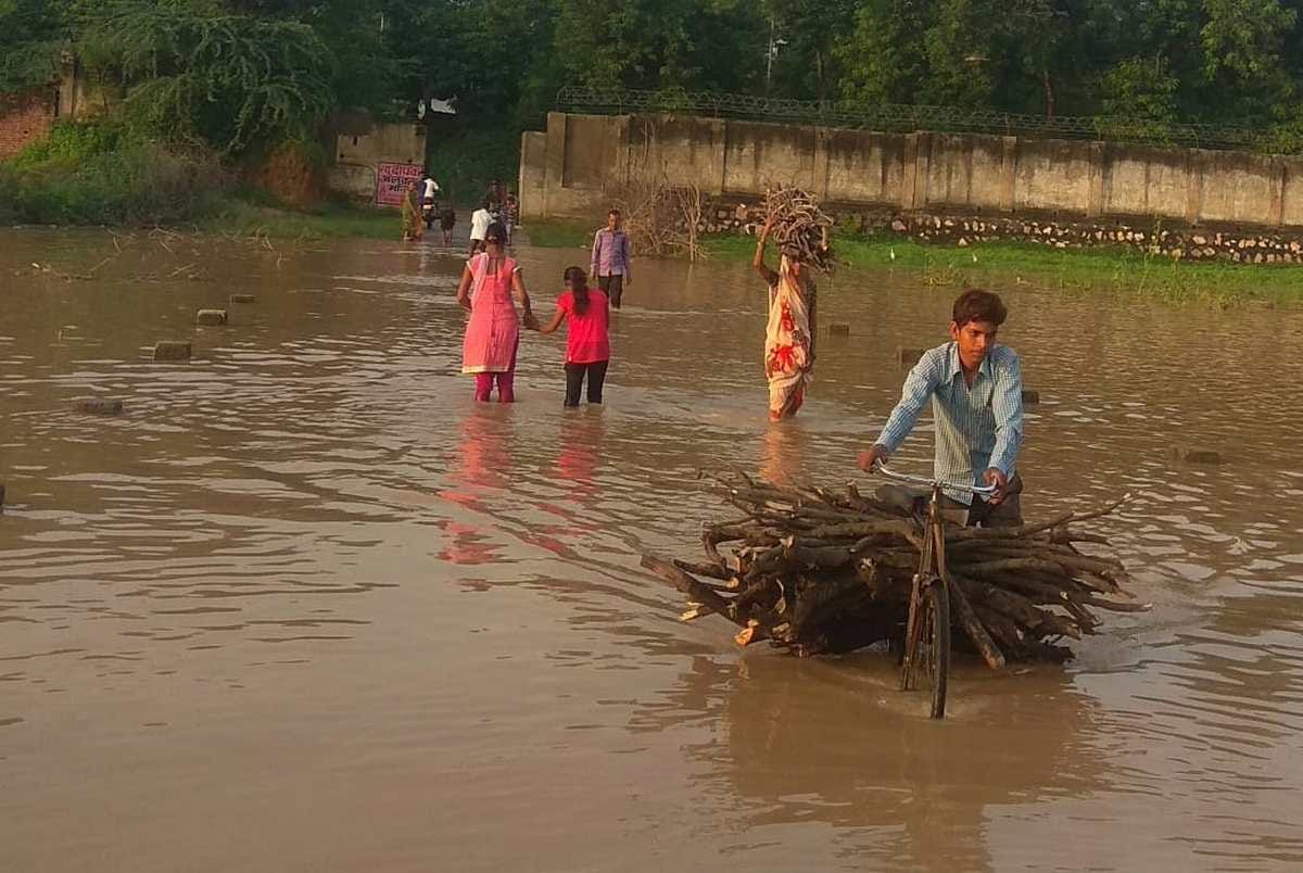 Varanasi ganga water level again increase varuna river create problem for people