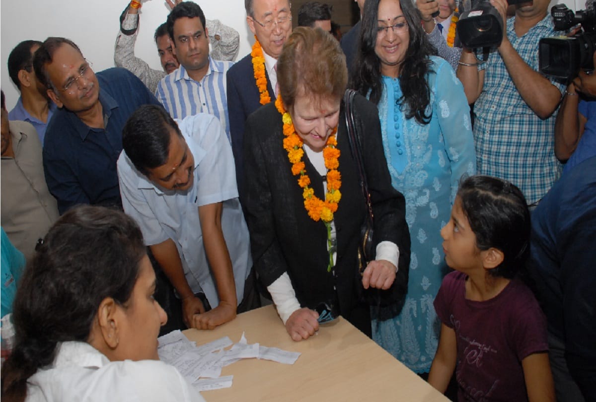 ban ki Moon and Brandland admire the Mohalla Clinic