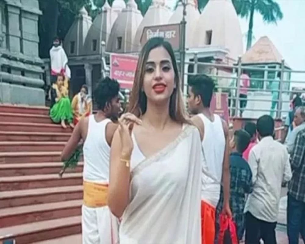 Model dancing on bollywood in Ujjain Mahakalal Temple
