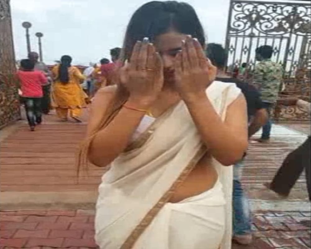 Model dancing on bollywood in Ujjain Mahakalal Temple