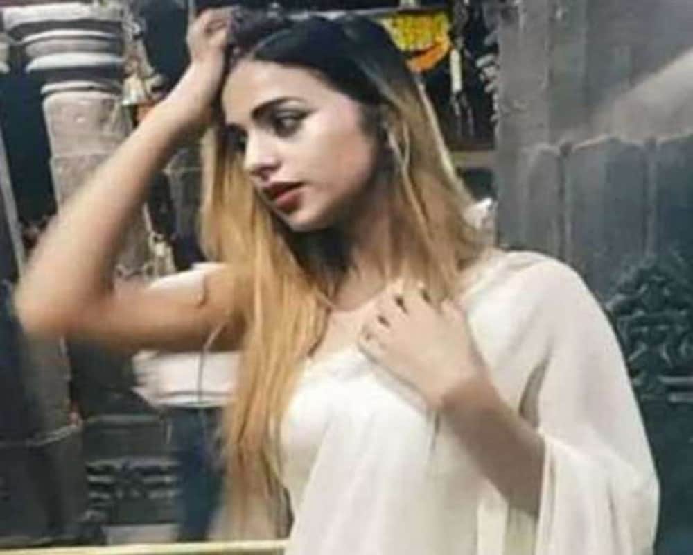 Model dancing on bollywood in Ujjain Mahakalal Temple