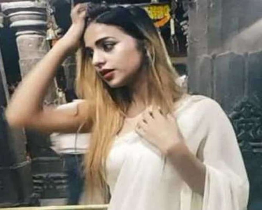 Model dancing on bollywood in Ujjain Mahakalal Temple