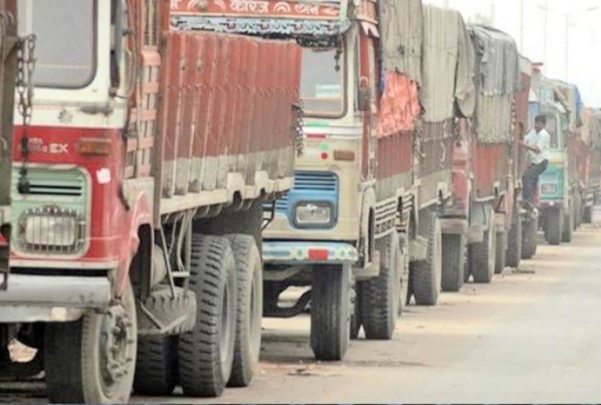 People were busy in collecting of onions while critically injured driver lies on