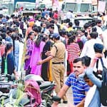 रुद्रपुर के डिग्री कॉलेज गेट से भीड़ को हटाते पुलिसकर्मी