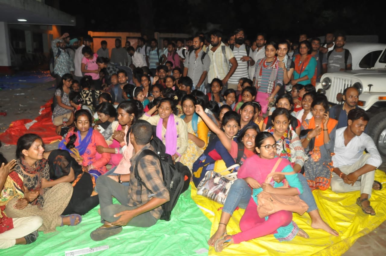assistant teacher applicant protest in basic education head office