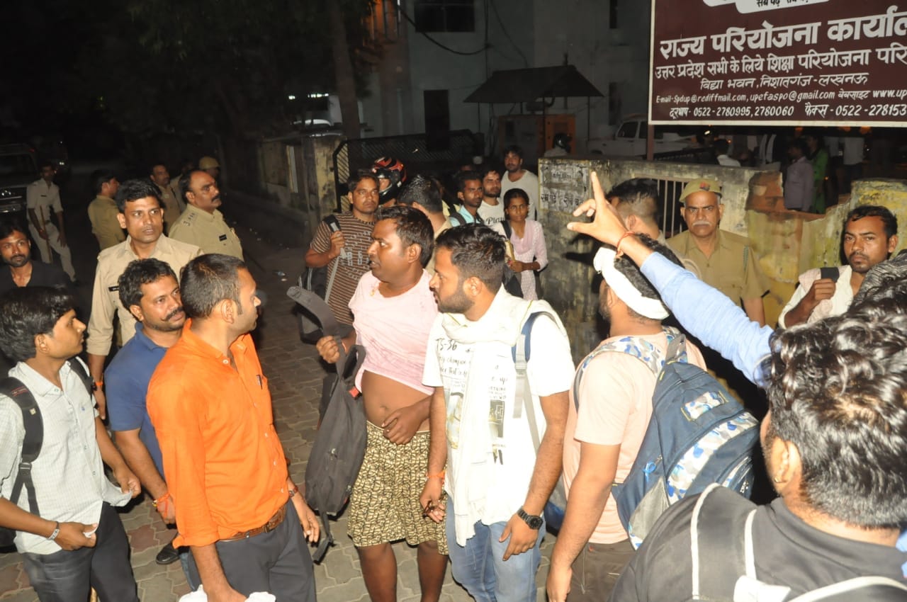 assistant teacher applicant protest in basic education head office