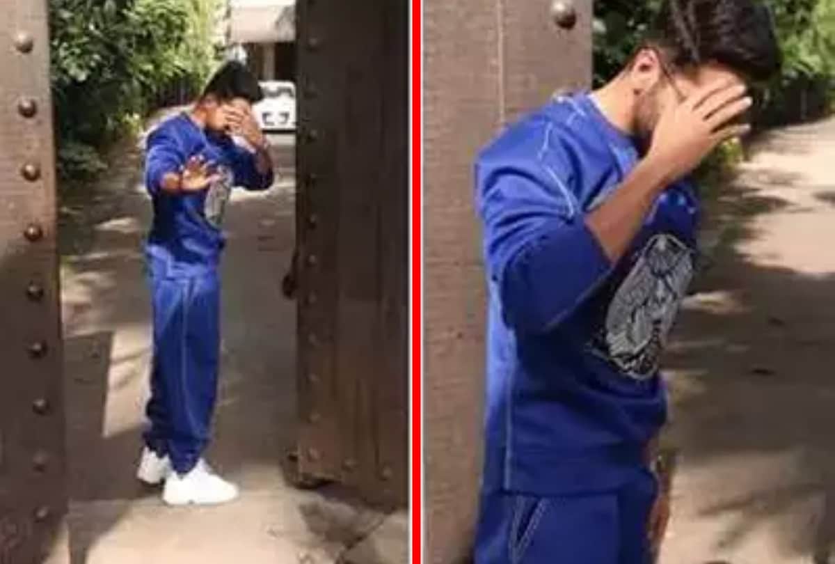 ayushmann khurrana hide his face from camra delhi Ncr