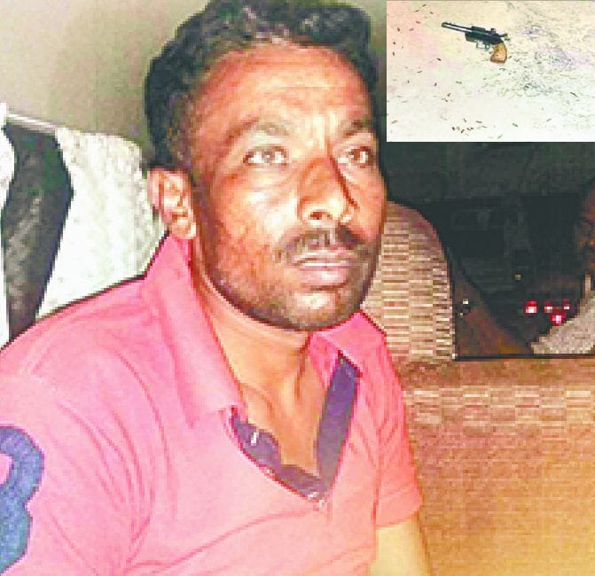 encounter in agra,Two dacoits were shot on foot