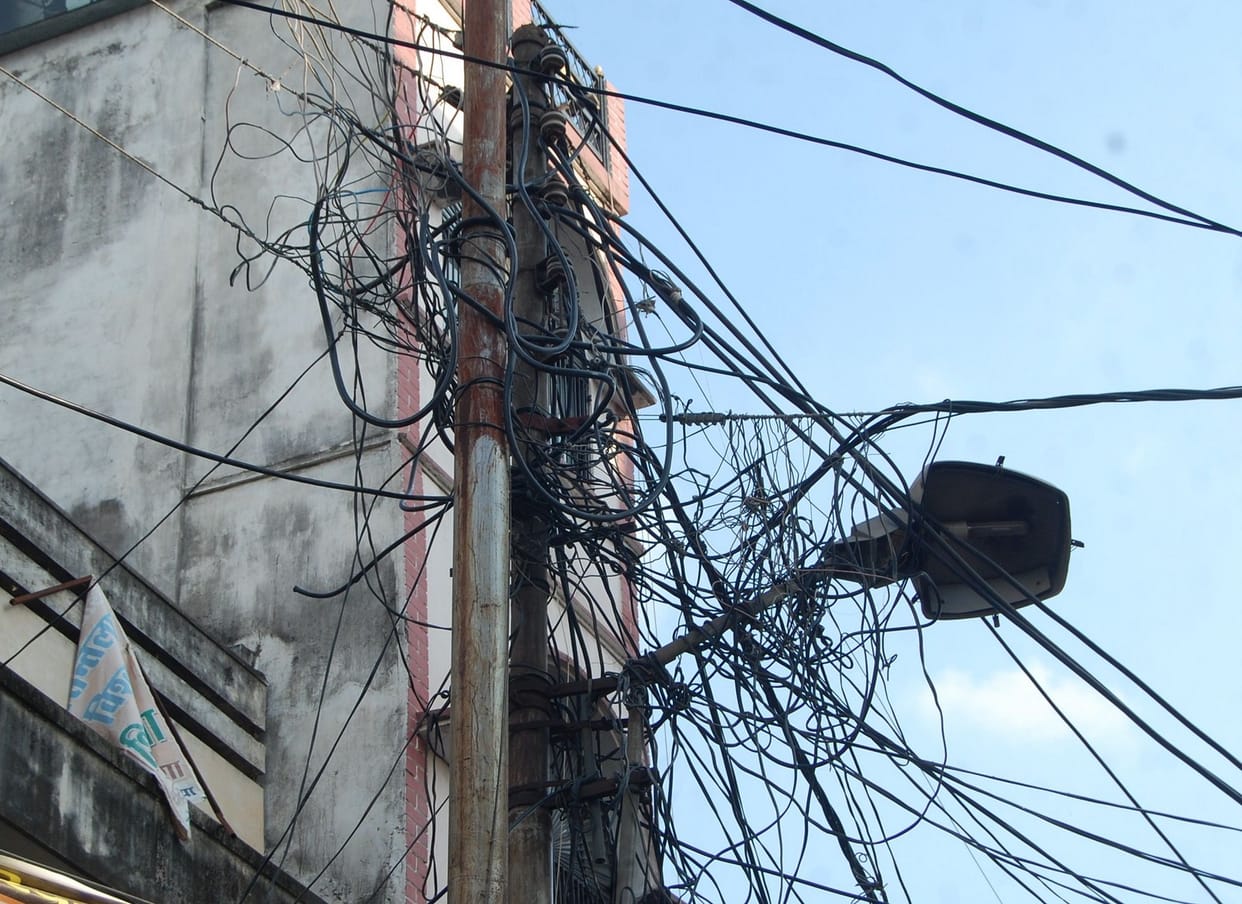 तारों के मकड़जाल में उलझा मोहन रोड