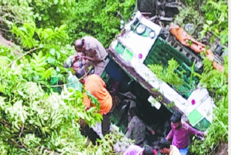 सड़क पर लंगर बना हादसे का सबब