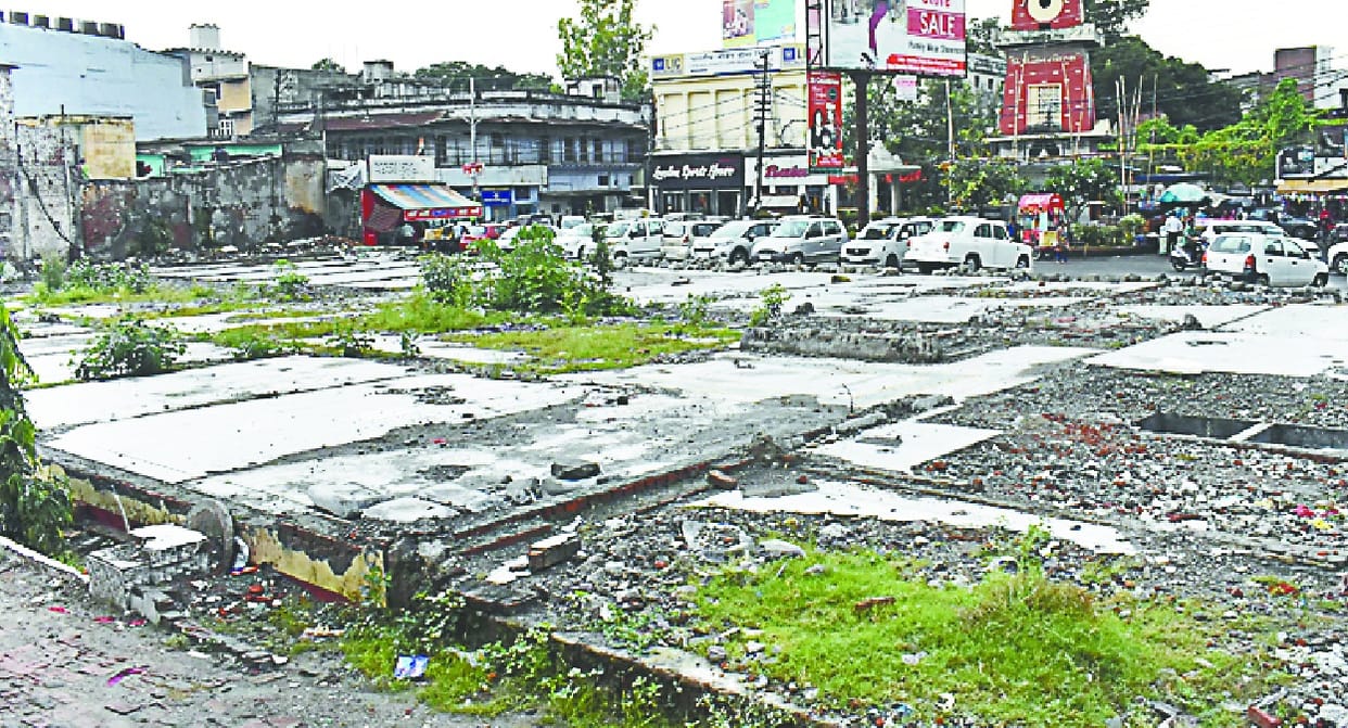 kaagjo me ban rahi cantt ki parking