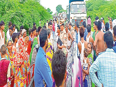 boy died in an accident, villagers block the road