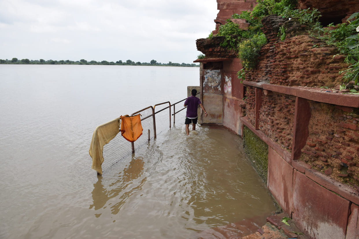 यमुना का जलस्तर बढ़ा, केशीघाट का परिक्रमा मार्ग जलमग्न