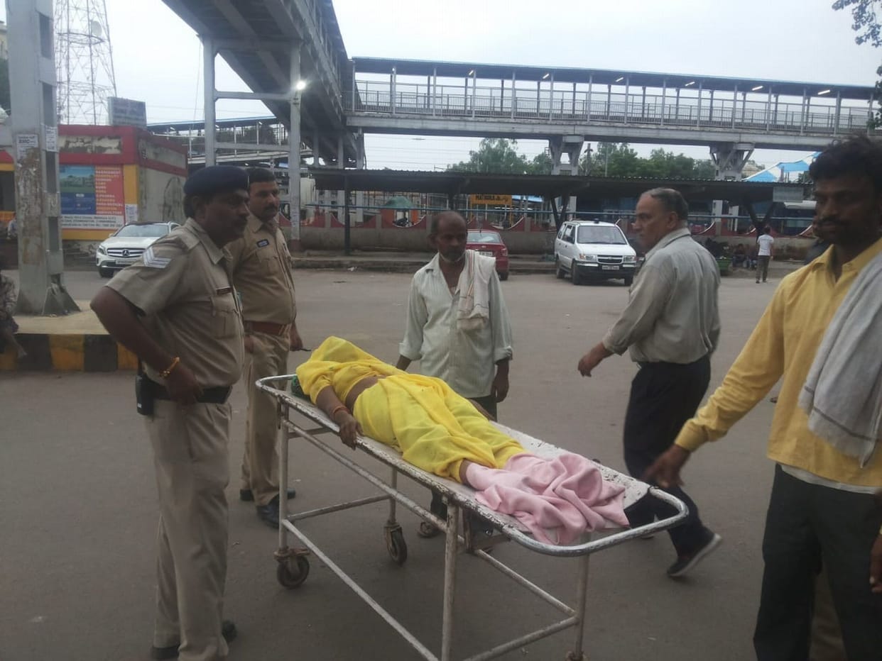 पति की तलाश में आ रही पत्नी चलती ट्रेन से कूदी, दोनों पैर कटे
