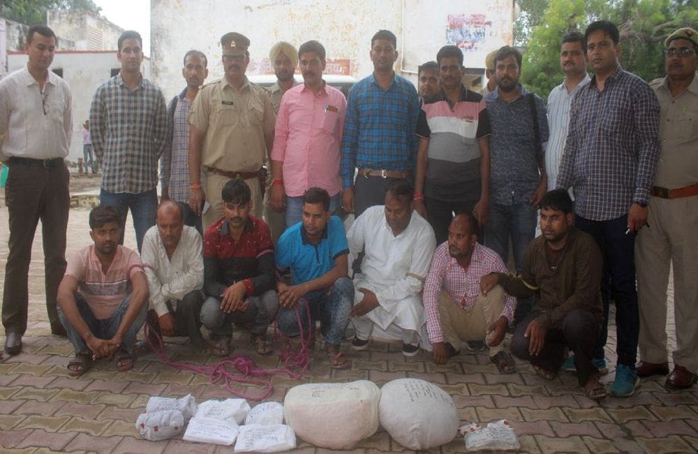 agra police arrested seven miscreants of lifafa gang for loot