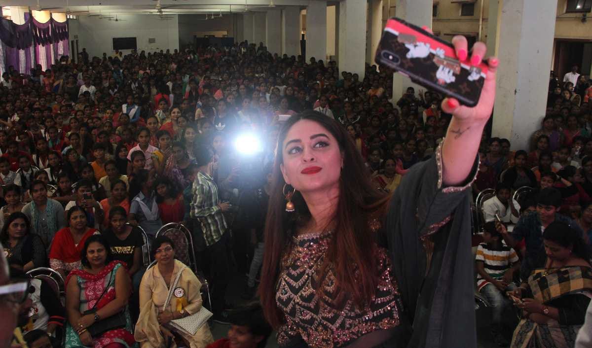 mahi vij trolled for posing with toilet seat in hindi