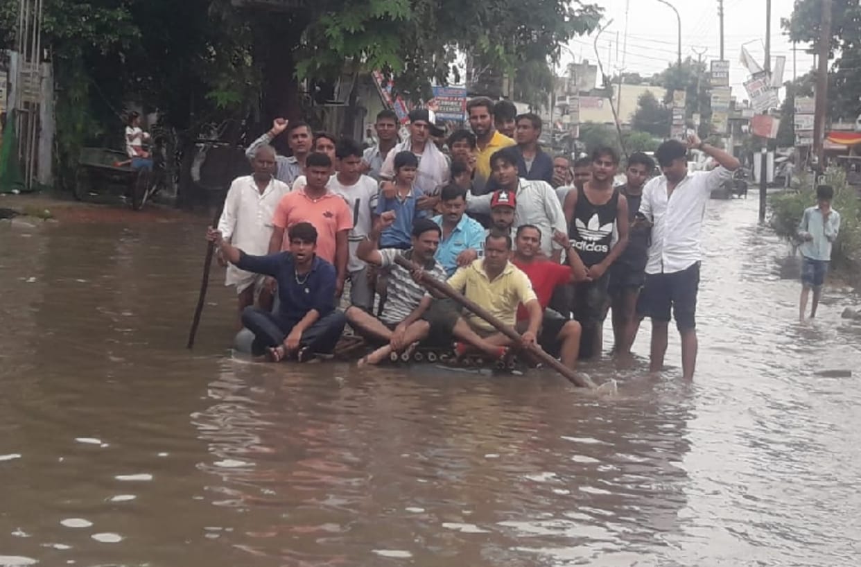 प्रशासनिक अधिकारियों के खिलाफ की लोगों ने कार्रवाई की मांग