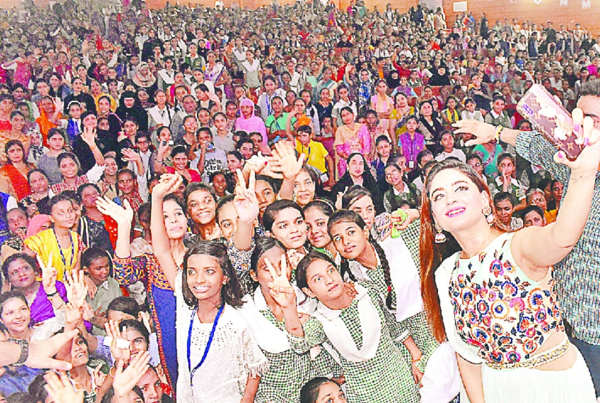 daughters resolved every problem about periods with whisper choice and amar ujala