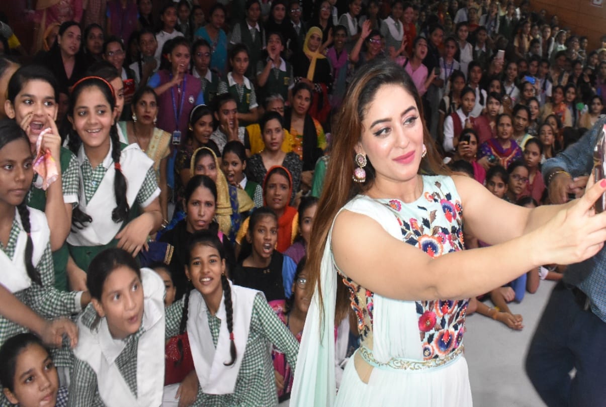 daughters resolved every problem about periods with whisper choice and amar ujala