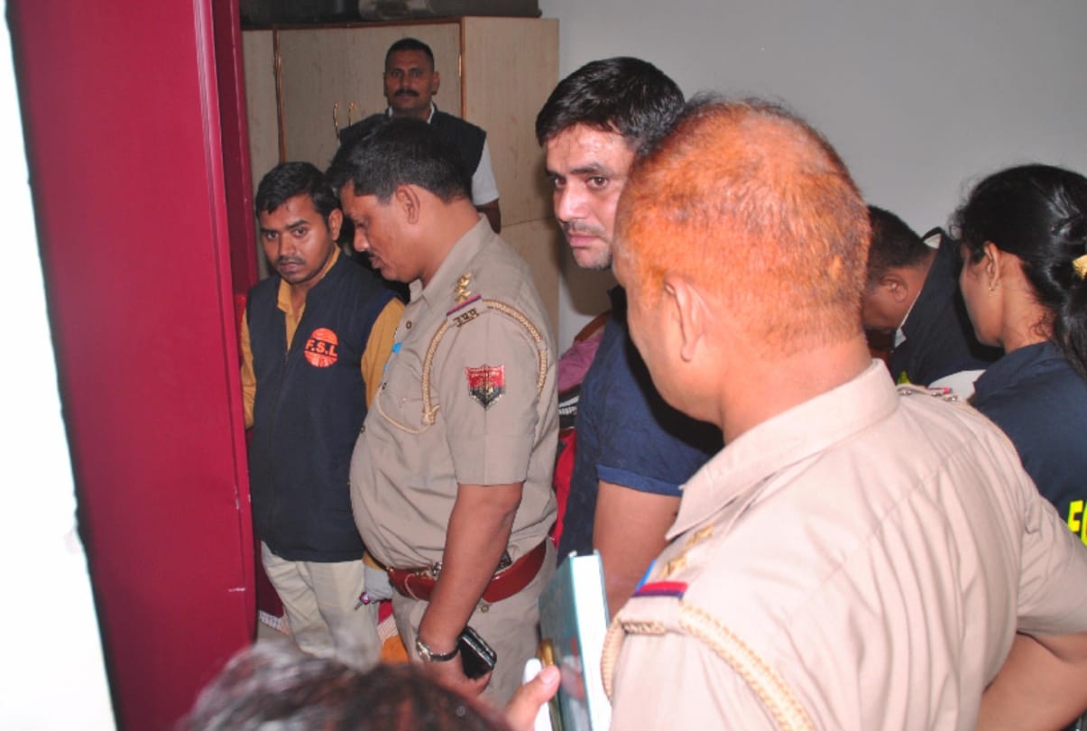 UP: Robbers scraped the house and robbed worth one crore after eating fruits and bread from fridge
