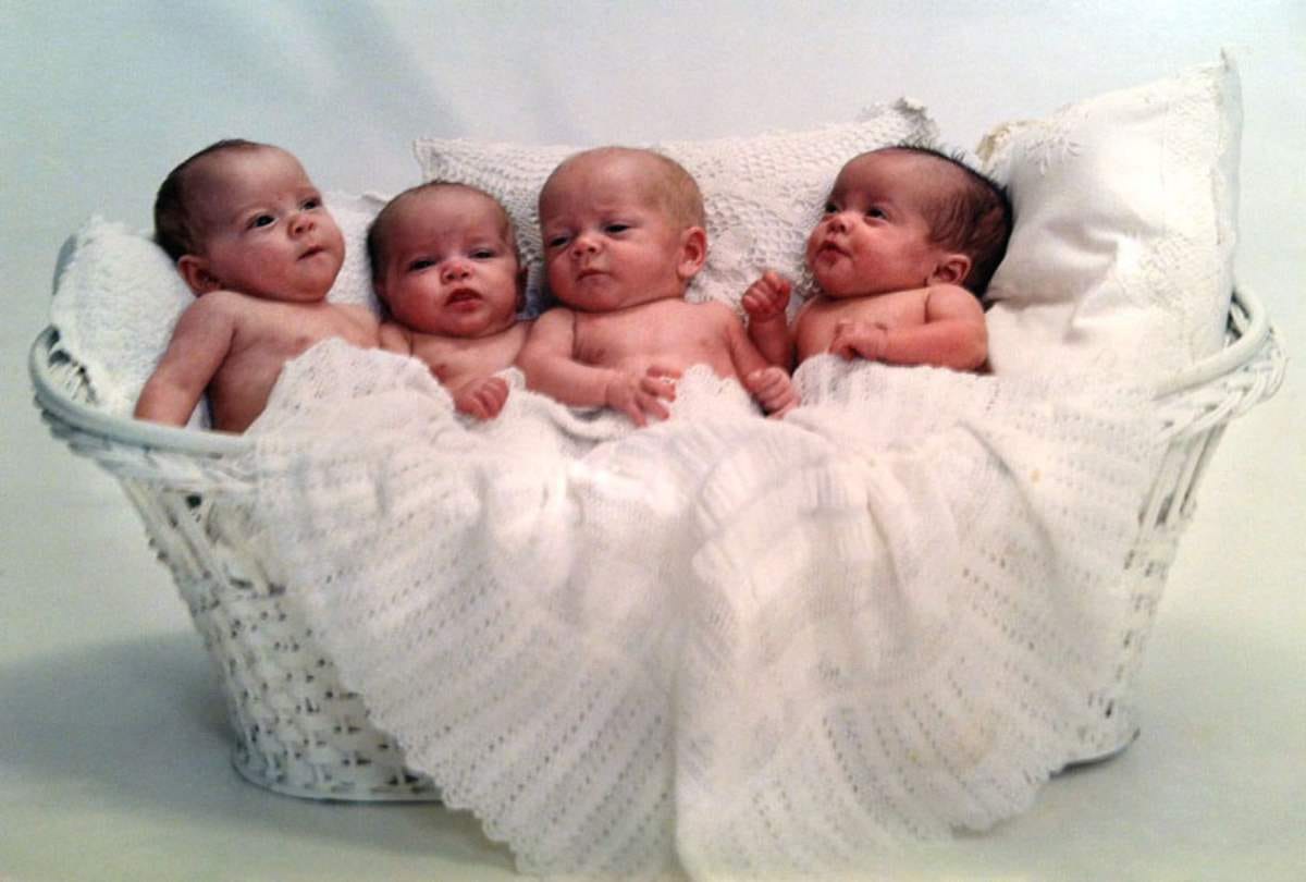 two sisters got pregnant same day gave birt to twins and all four babie resemble each other