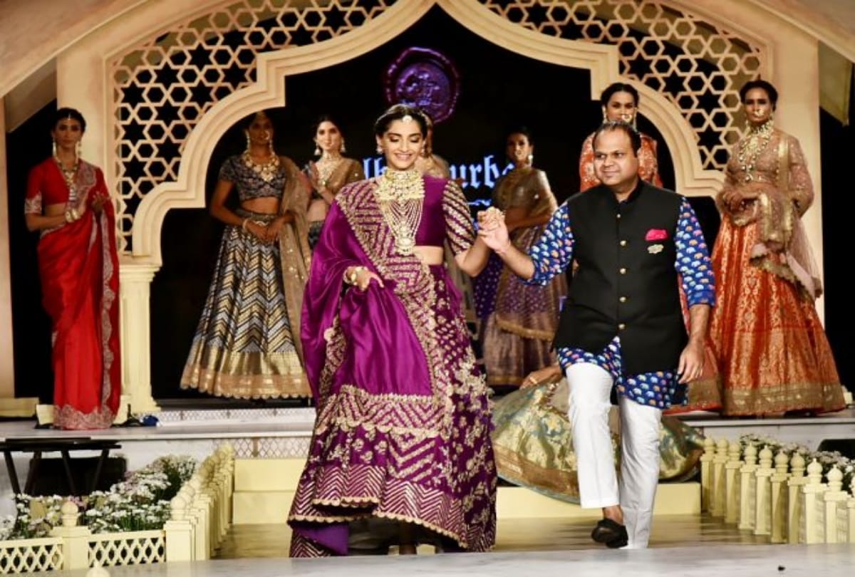 Sonam Kapoor in bride avatar husband anand ahuja holds her dupatta