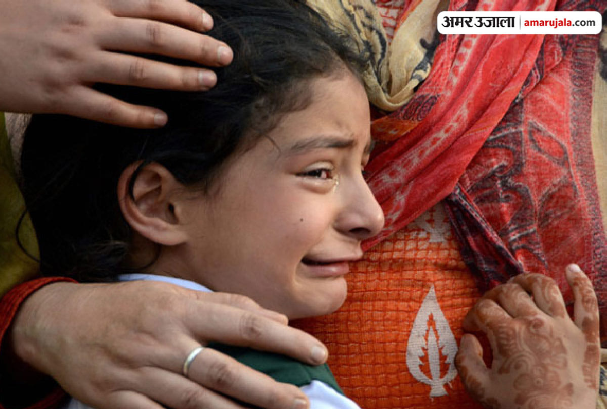 martyred jammu kashmir police jawans daughter zohra still waiting for her father to come back home