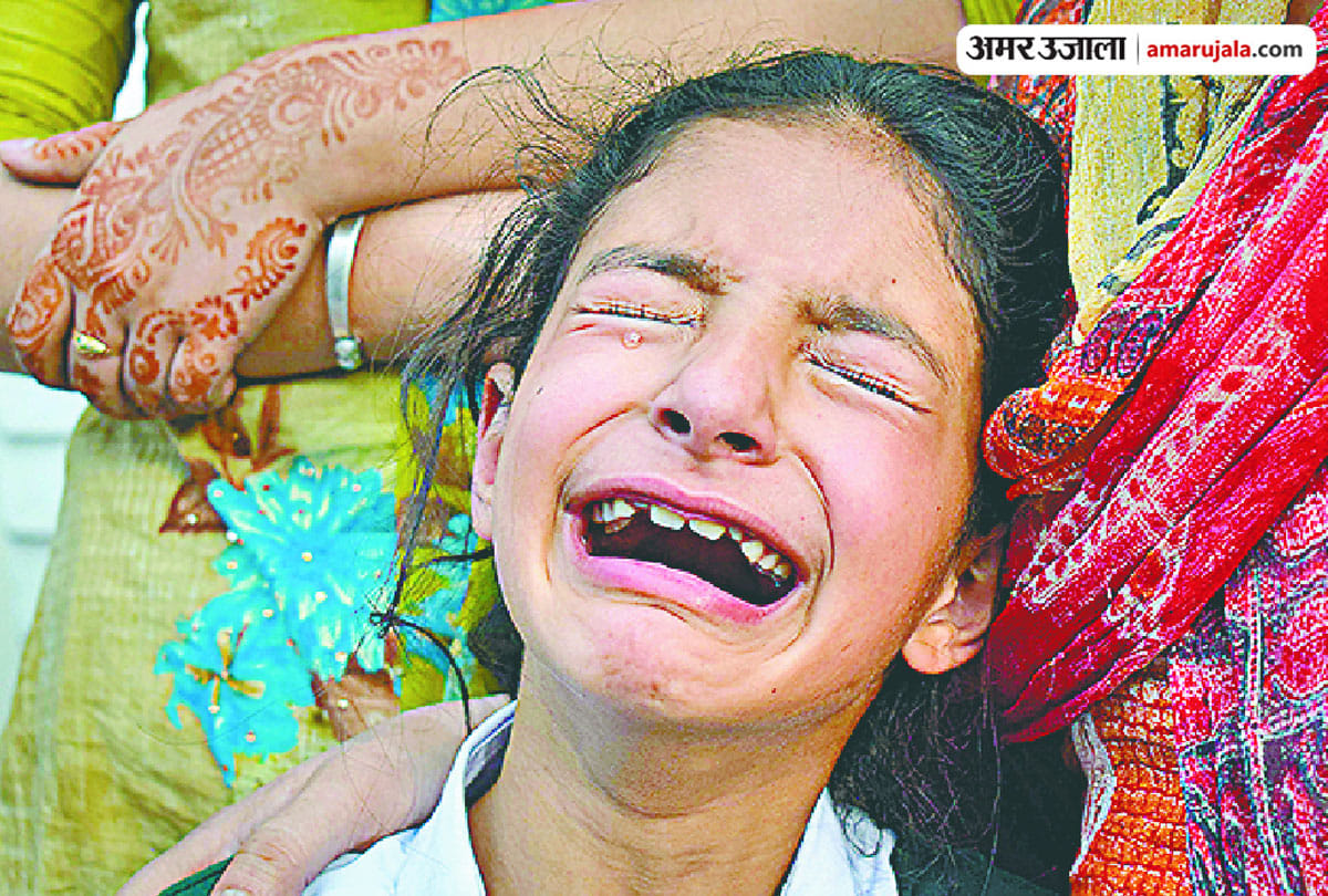martyred jammu kashmir police jawans daughter zohra still waiting for her father to come back home