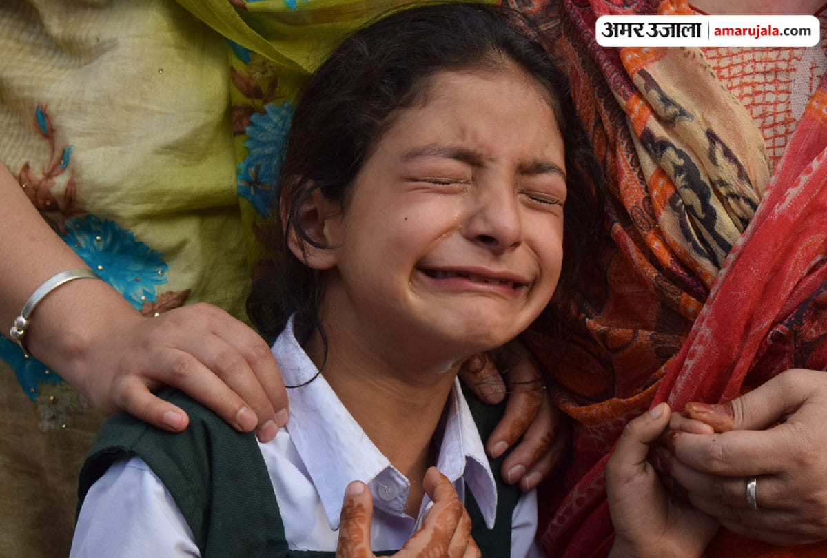 martyred jammu kashmir police jawans daughter zohra still waiting for her father to come back home