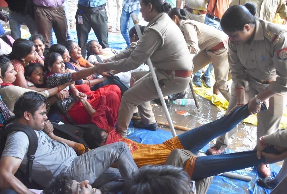 police lathicharge on applicants of assistant teachers recruitment'.