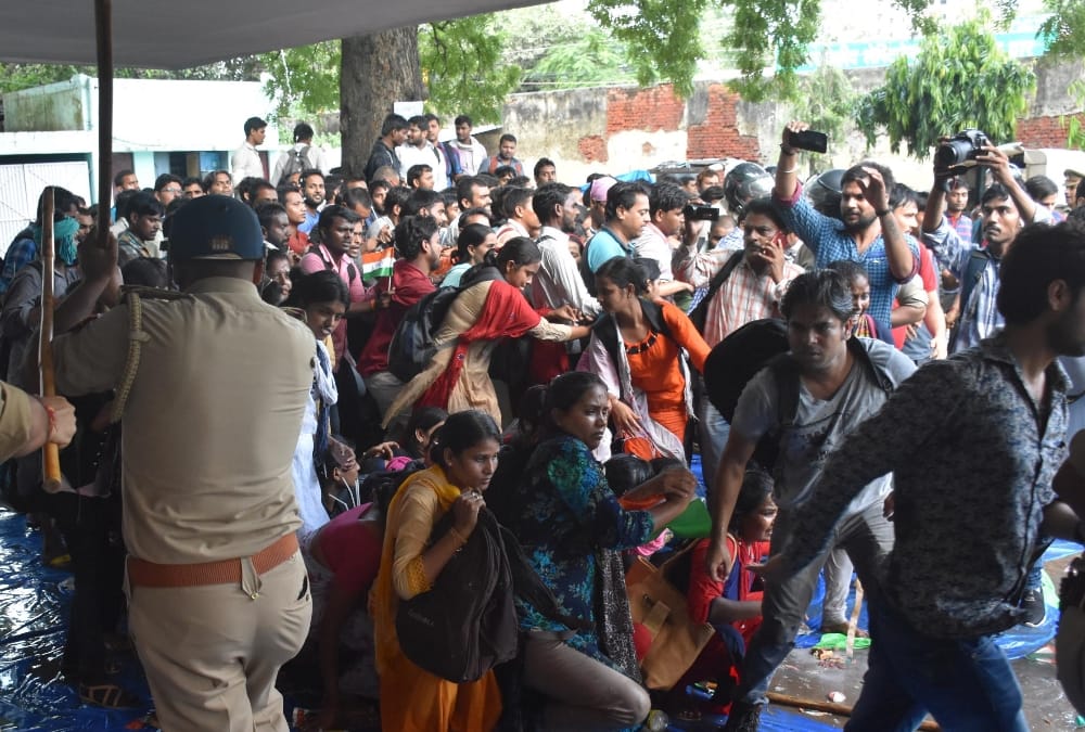 police lathicharge on applicants of assistant teachers recruitment'.