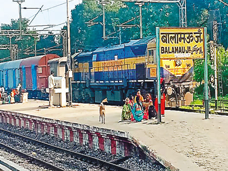 crossing gate break due to van enter, track effected 1 hour