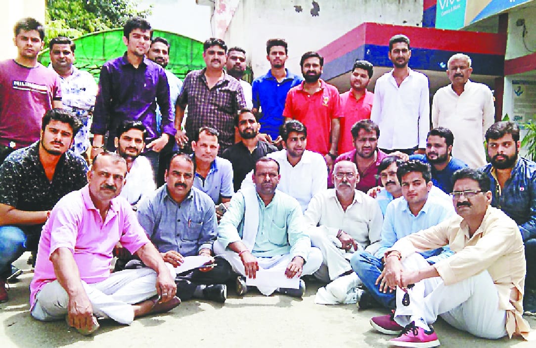 pwd aur prashaasnik afikaario par karyavaahi