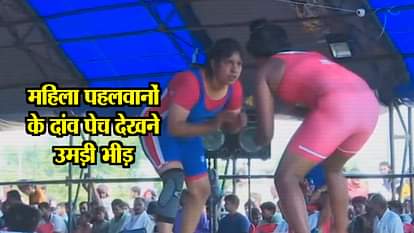 WATCH FEMALE WRESTLERS FIGHTING IN CHAMPIONSHIP
