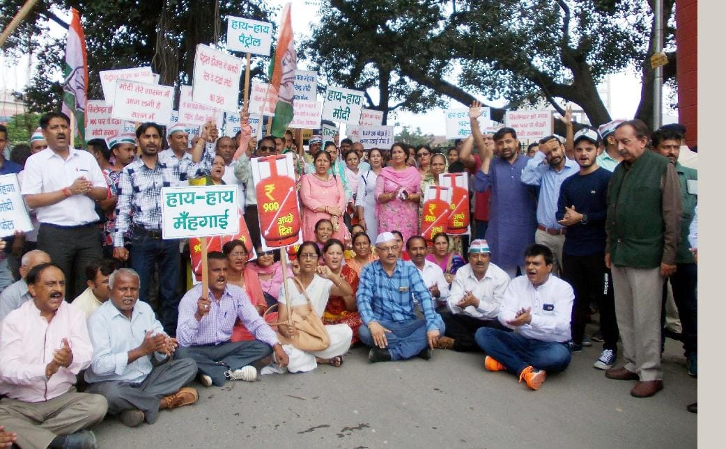पांवटा में कांग्रेस का प्रदर्शन, बाजार रहे खुले