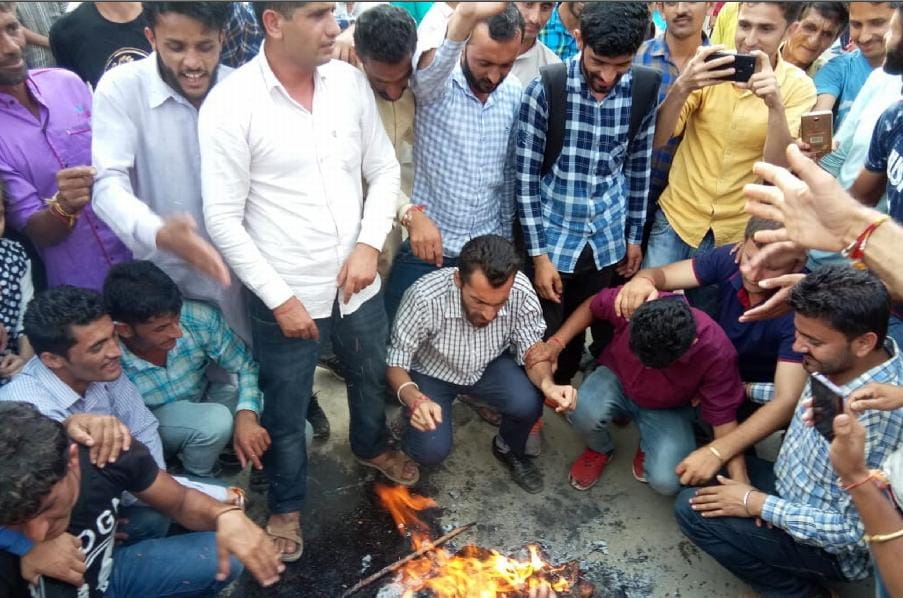 विधायक सिंघा के खिलाफ भड़के लोग, थाने पहुंचे