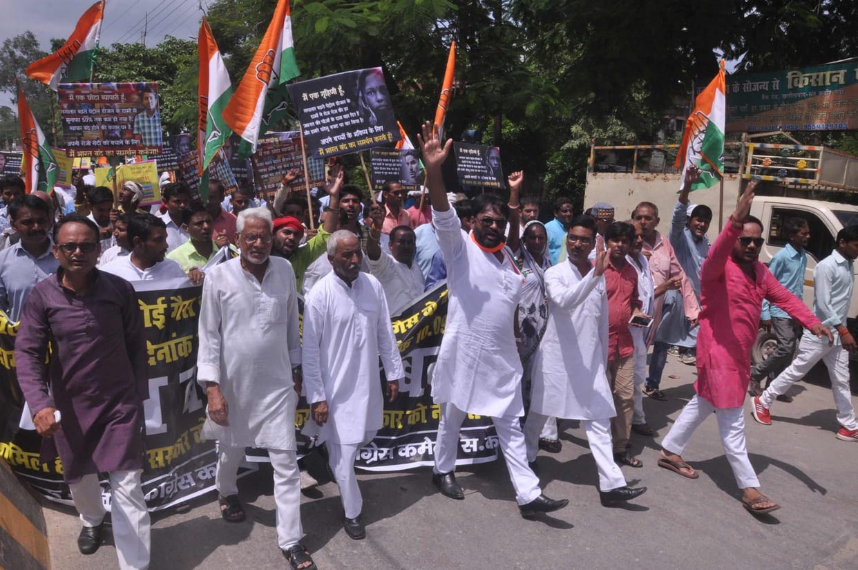 कांग्रेस ने बंद कराया बाजार, पीएम का पुतला फूंका