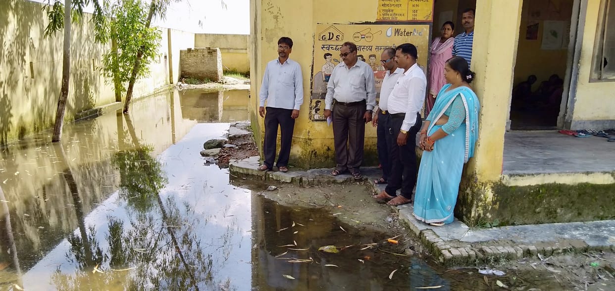 सेमरियावां कस्तूरबा विद्यालय में बीस दिन से भरा है पानी