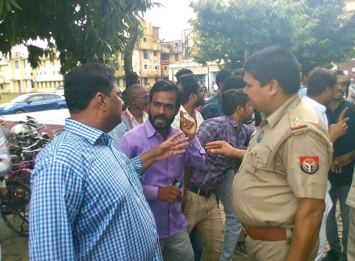 पुलिस और छात्रों में हुई नोकझोंक