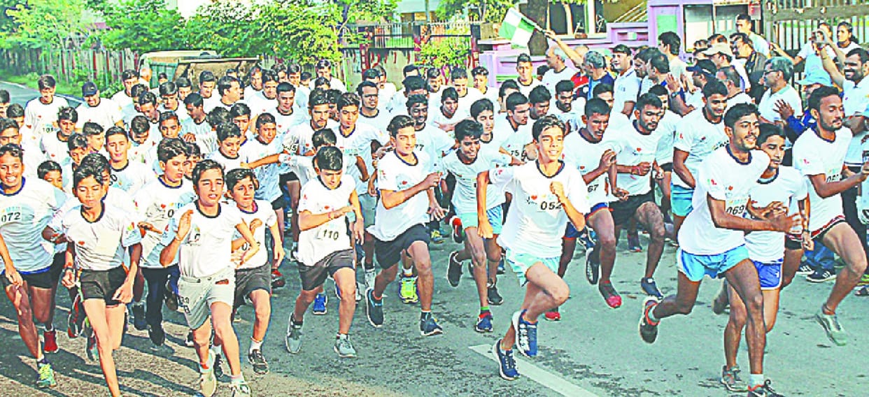bachho mahilao aur puruso ne lgai daud